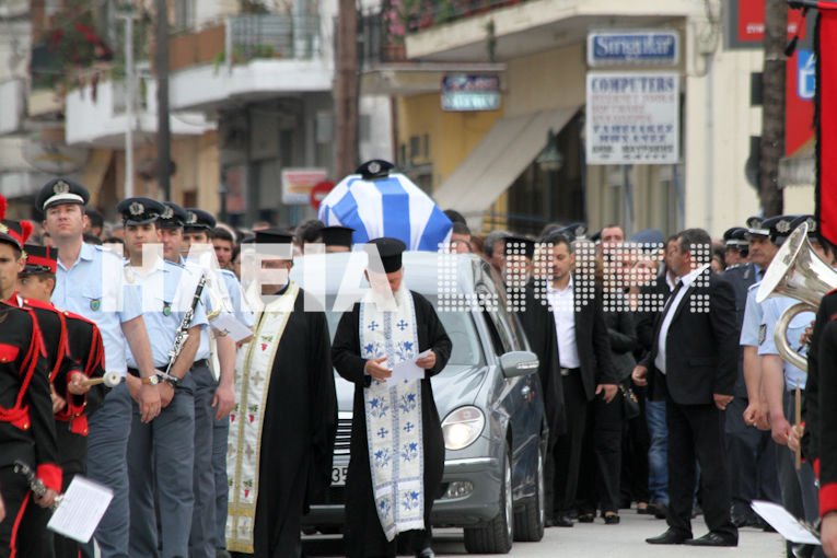 «Αθάνατος, ήρωας» -Πλήθος κόσμου στο τελευταίο αντίο στον αστυνομικό που δολοφονήθηκε στην Ανδραβίδα [εικόνες] | iefimerida.gr 2