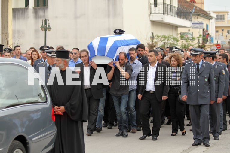 «Αθάνατος, ήρωας» -Πλήθος κόσμου στο τελευταίο αντίο στον αστυνομικό που δολοφονήθηκε στην Ανδραβίδα [εικόνες] | iefimerida.gr 4
