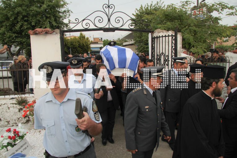 «Αθάνατος, ήρωας» -Πλήθος κόσμου στο τελευταίο αντίο στον αστυνομικό που δολοφονήθηκε στην Ανδραβίδα [εικόνες] | iefimerida.gr 5