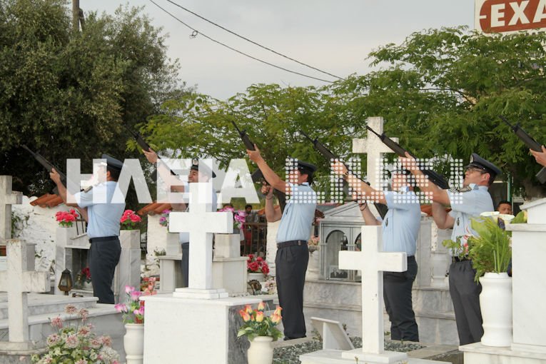 «Αθάνατος, ήρωας» -Πλήθος κόσμου στο τελευταίο αντίο στον αστυνομικό που δολοφονήθηκε στην Ανδραβίδα [εικόνες] | iefimerida.gr 6