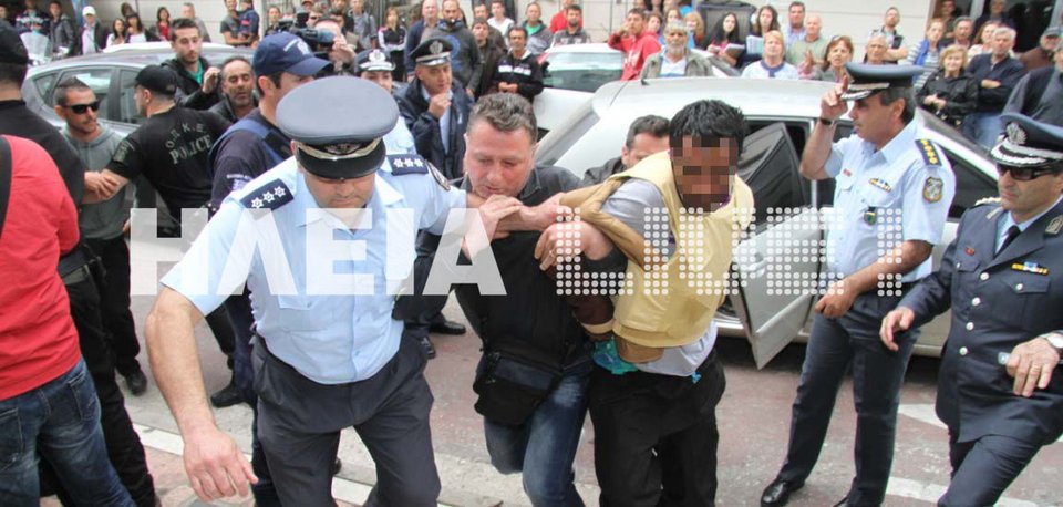 Ξεχειλίζει η οργή με τη δολοφονία του αστυνομικού στην Ανδραβίδα -Επιχείρησαν να λιντσάρουν τον δράστη [εικόνες] | iefimerida.gr 0