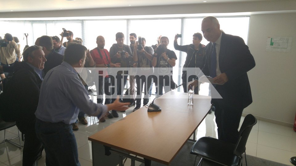 Διεκόπη η συνέντευξη Tύπου του προέδρου της Ηλεκτρονικής για την πτώχευση -Ενταση με τους εργαζομένους [εικόνες] | iefimerida.gr 2