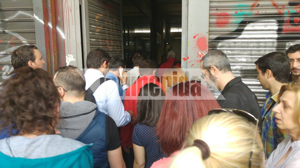 Συγκέντρωση εργαζομένων της Ηλεκτρονικής Αθηνών μετά το λουκέτο [εικόνες] | iefimerida.gr 2