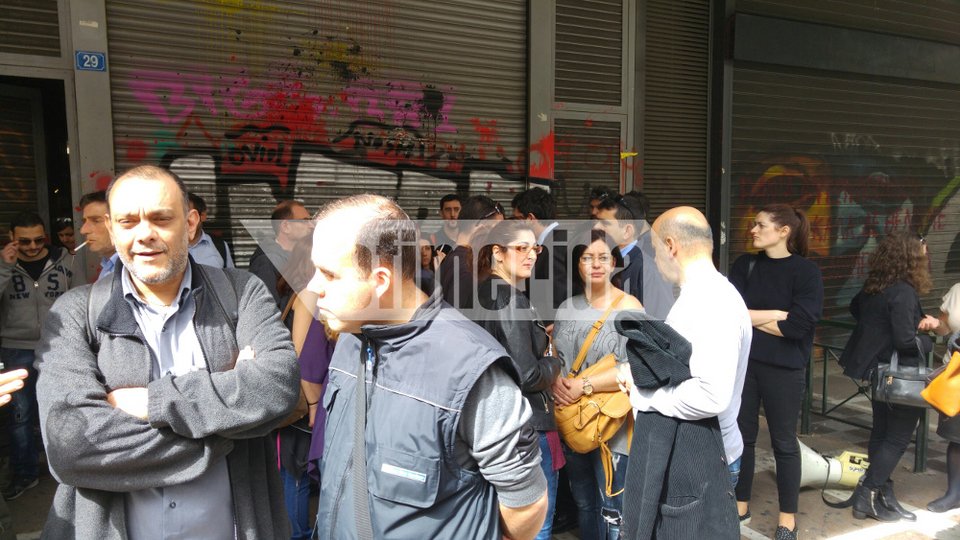 Συγκέντρωση εργαζομένων της Ηλεκτρονικής Αθηνών μετά το λουκέτο [εικόνες] | iefimerida.gr 4