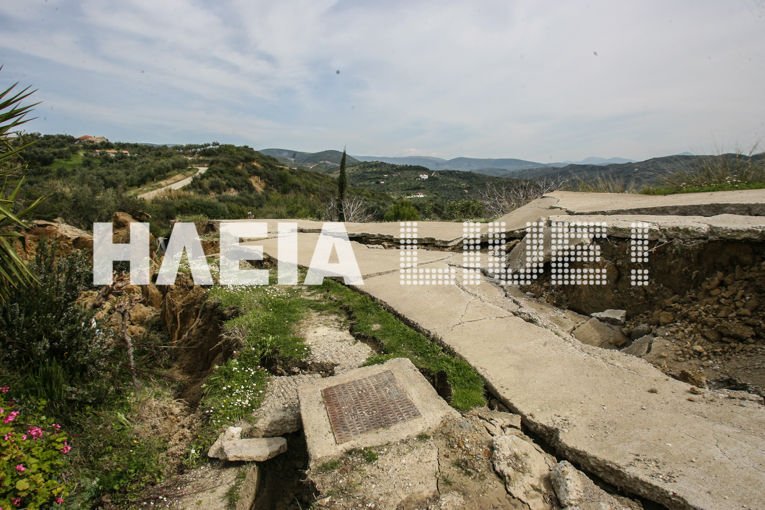 Ανοιξε στα δύο η γη στην Ηλεία -Κατάπιε δέντρα, τμήμα του δρόμου και ένα στάβλο [εικόνες & βίντεο] | iefimerida.gr 2