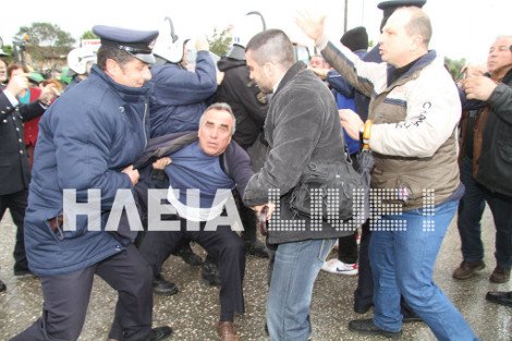 «Πόλεμος» στην Ηλεία: Ξύλο αγροτών – αστυνομίας με χημικά και προσαγωγές [εικόνες&βίντεο] | iefimerida.gr 1