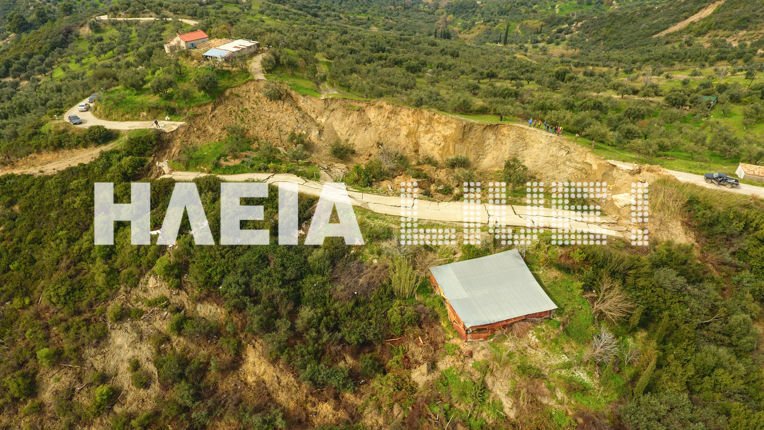 Ανοιξε στα δύο η γη στην Ηλεία -Κατάπιε δέντρα, τμήμα του δρόμου και ένα στάβλο [εικόνες & βίντεο] | iefimerida.gr 1