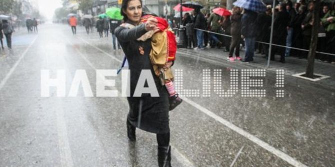 Ηλεία: Εξοργίστηκε για τους επίσημους και έκανε παρέλαση μέσα στο χαλάζι [βίντεο] | iefimerida.gr 1