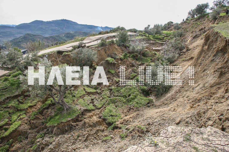 Ανοιξε στα δύο η γη στην Ηλεία -Κατάπιε δέντρα, τμήμα του δρόμου και ένα στάβλο [εικόνες & βίντεο] | iefimerida.gr 5