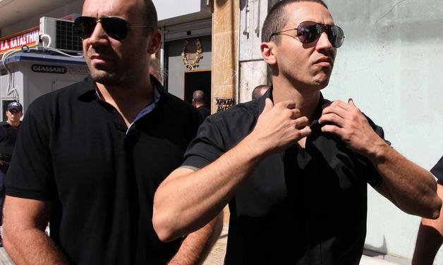 Μαύρα κοντομάνικα πουκάμισα και aviators: Η στολή εργασίας των βουλευτών της Χρυσής Αυγής σήμερα [εικόνες] | iefimerida.gr 4