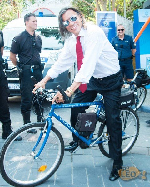 Ο Ηλίας Ψινάκης... καβάλα σε ποδήλατο της ΕΛ.ΑΣ. στη ΔΕΘ [εικόνα] | iefimerida.gr 0