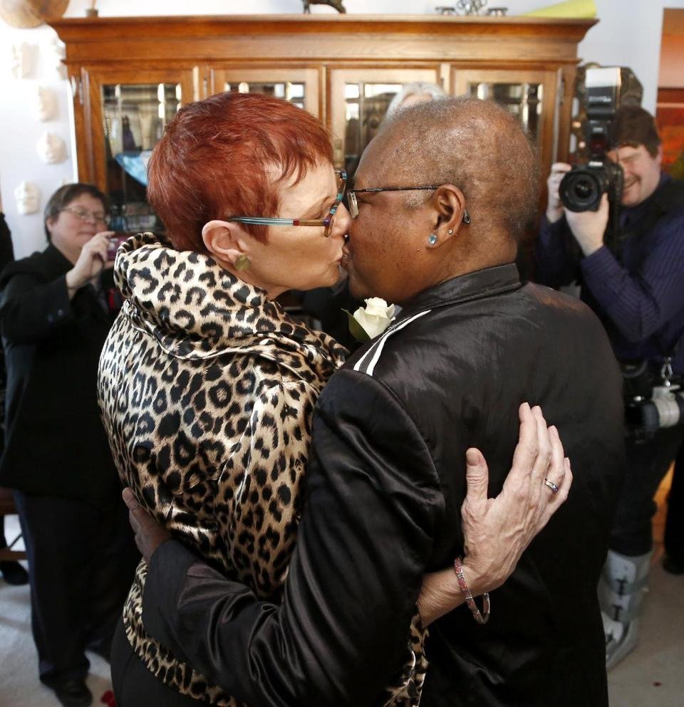 Η τραγική ιστορία πίσω από τον πρώτο γάμο ομοφυλόφιλων στο Ιλινόις -Η νύφη έχει λίγους μήνες ζωής... [εικόνες] | iefimerida.gr 0