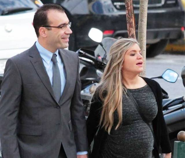 Ο Ηλιόπουλος της Χρυσής Αυγής έβαλε το μπλε μαγιό του και έπεσε στα νερά της Ραφήνας για να πιάσει το σταυρό [βίντεο & εικόνες] | iefimerida.gr 0