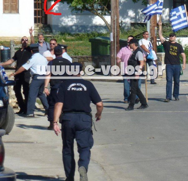 Σάλος με χρυσαυγίτη βουλευτή που σήκωσε το μεσαίο δάκτυλο σε πολίτες [Εικόνα] | iefimerida.gr 0