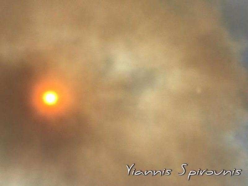Κρύφτηκε ο ήλιος στην Ηλεία από τους καπνούς [εικόνα] | iefimerida.gr 0