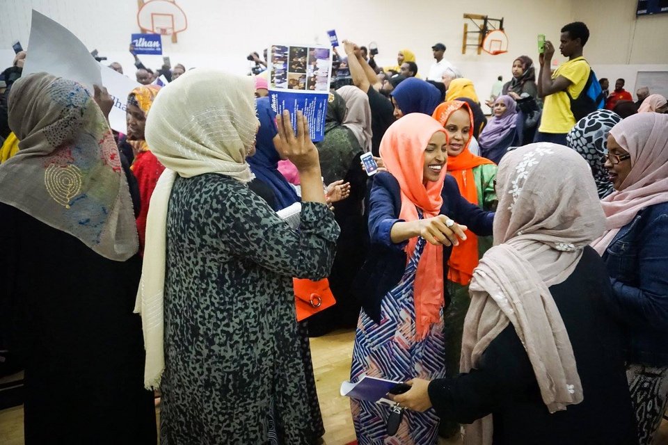 Μια γοητευτική μουσουλμάνα με μαντίλα στη Βουλή της Μινεσότα [εικόνες] | iefimerida.gr 0