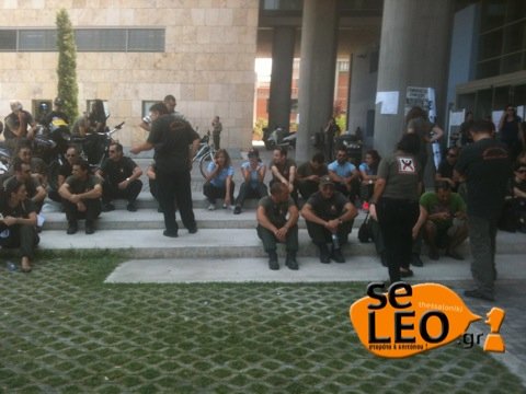 Ενταση στη Θεσσαλονίκη: Διαδηλωτές απειλούν να καταλάβουν το Υπουργείο Μακεδονίας- Θράκης [εικόνες&βίντεο] | iefimerida.gr 0
