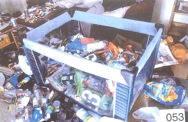 Δολοφόνησε τον γιο της και κρατούσε για μήνες το πτώμα σε σπίτι-τρώγλη [εικόνες]  | iefimerida.gr 0