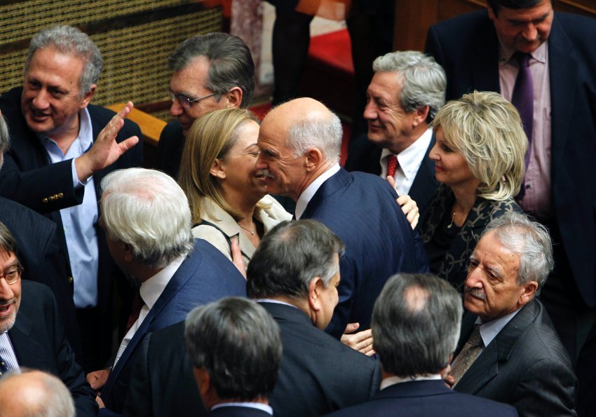 Spiegel: «Ο Παπανδρέου θα κυβερνήσει λίγο ακόμη» | iefimerida.gr 0