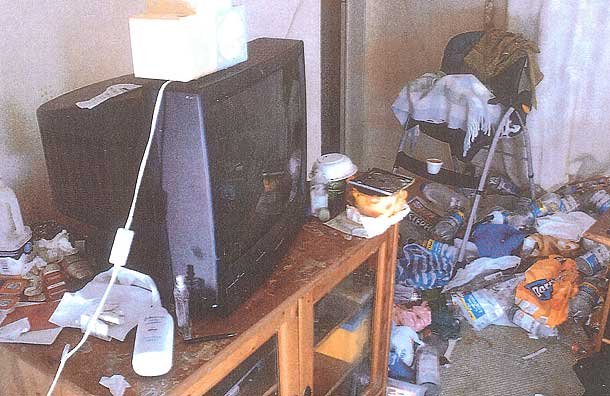 Δολοφόνησε τον γιο της και κρατούσε για μήνες το πτώμα σε σπίτι-τρώγλη [εικόνες]  | iefimerida.gr 2