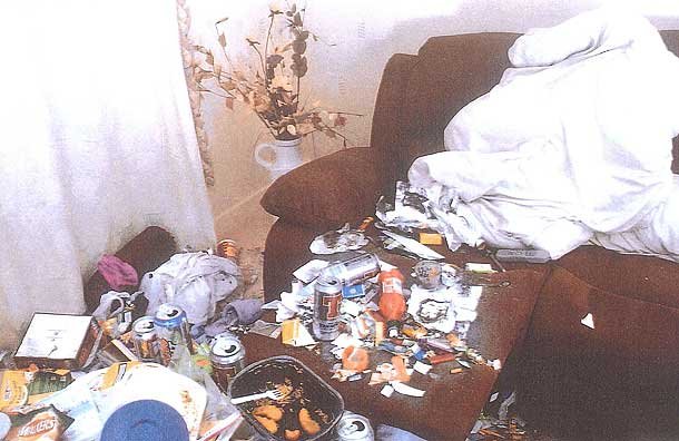 Δολοφόνησε τον γιο της και κρατούσε για μήνες το πτώμα σε σπίτι-τρώγλη [εικόνες]  | iefimerida.gr 3