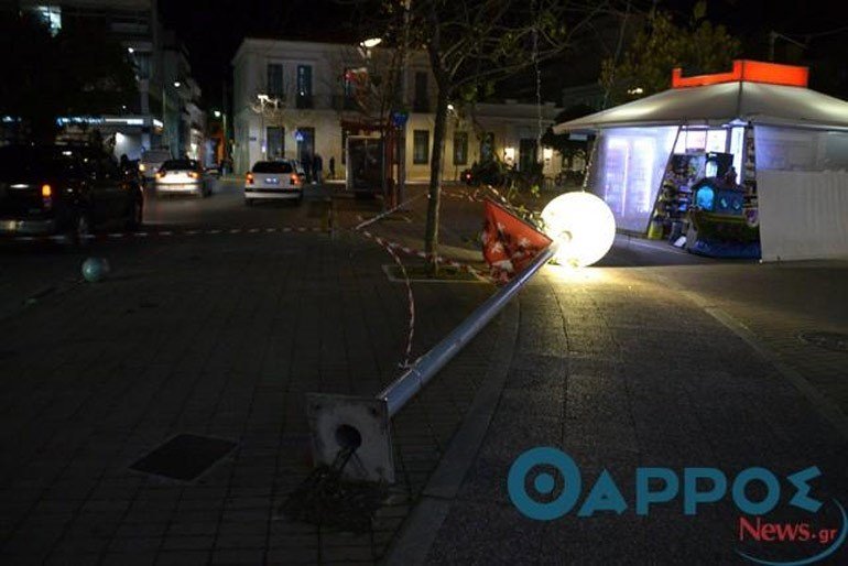 Ισχυροί άνεμοι σαρώνουν την Καλαμάτα: Επεσαν δέντρα και κολώνα [εικόνες] | iefimerida.gr 2