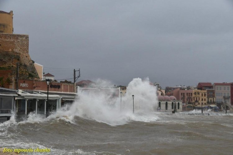 Χανιά: H κακοκαιρία «ξέσπασε» στο Ενετικό Λιμάνι [εικόνες] | iefimerida.gr 1