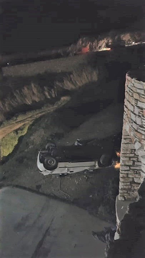 Νάξος: Αυτοκίνητο εξετράπη της πορείας του και έπεσε σε γκρεμό -2 τραυματίες [εικόνα] | iefimerida.gr 0