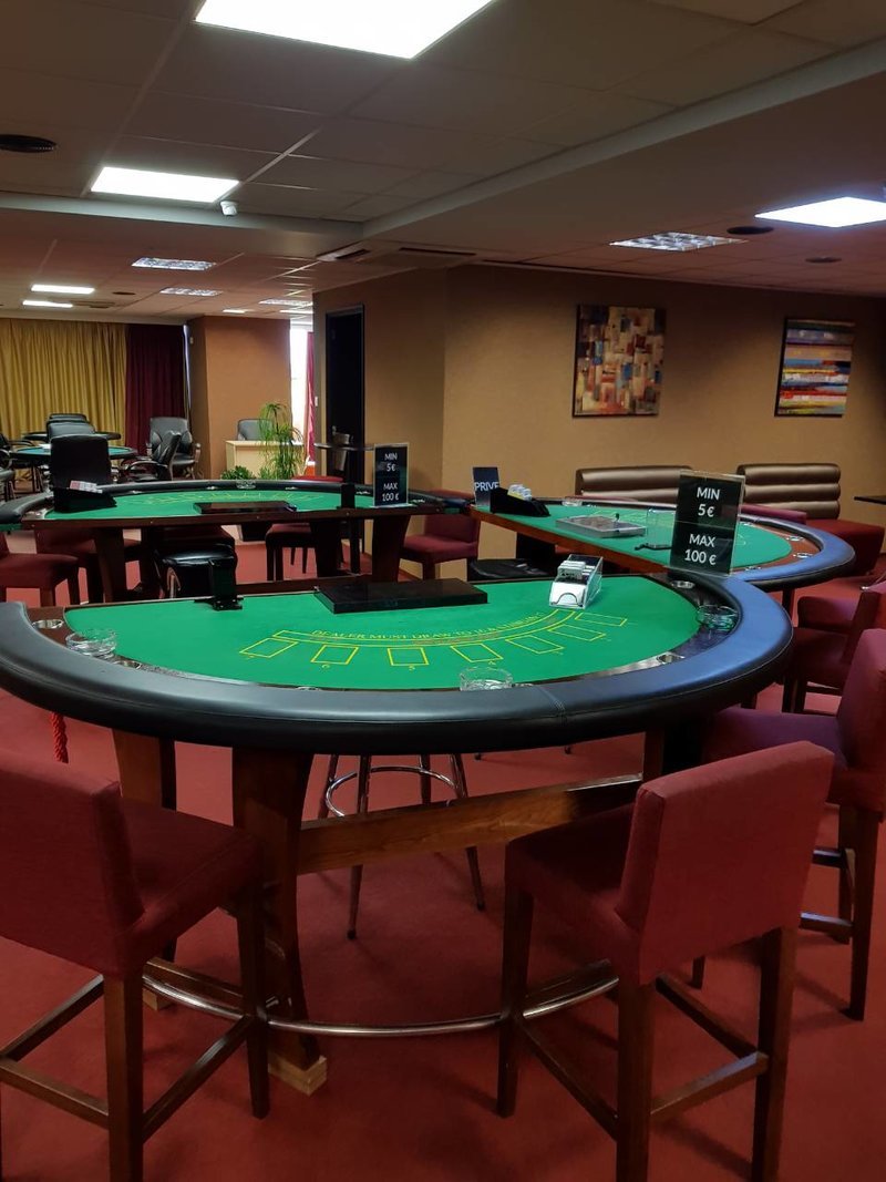 «Λαβράκι» ΣΔΟΕ σε παράνομο καζίνο - Κατάσχεσαν από μάρκες μέχρι όπλο [εικόνες] | iefimerida.gr 9