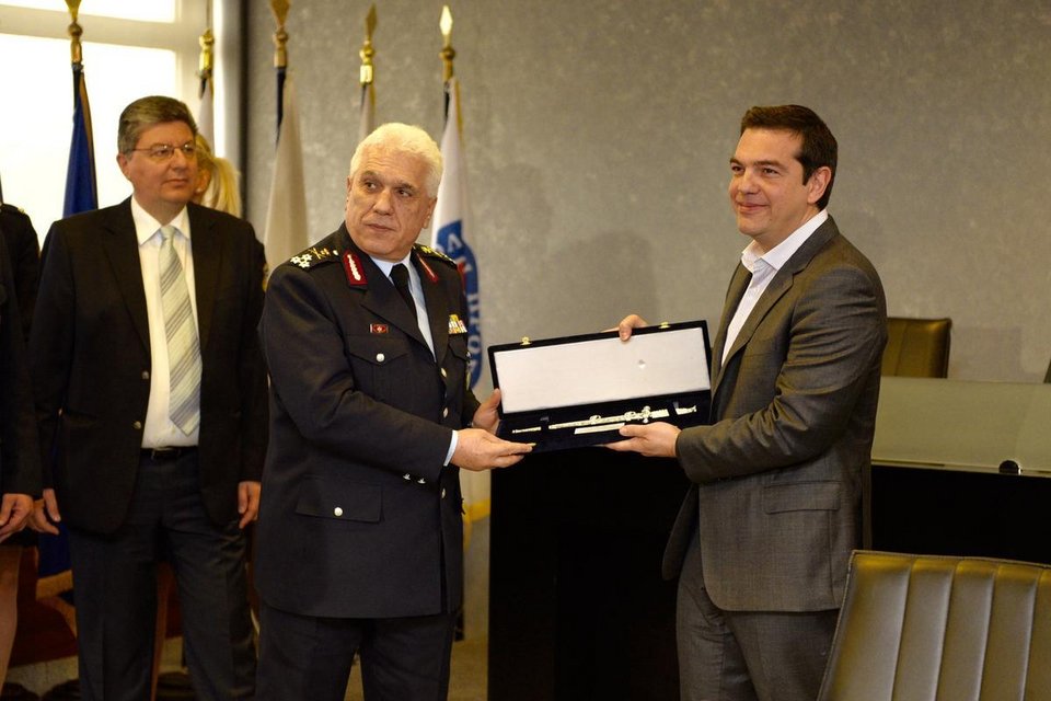 Το δώρο και το... ντοσιέ με τα αιτήματα που έδωσε ο Πανούσης στον Τσίπρα [εικόνες & βίντεο] | iefimerida.gr 0