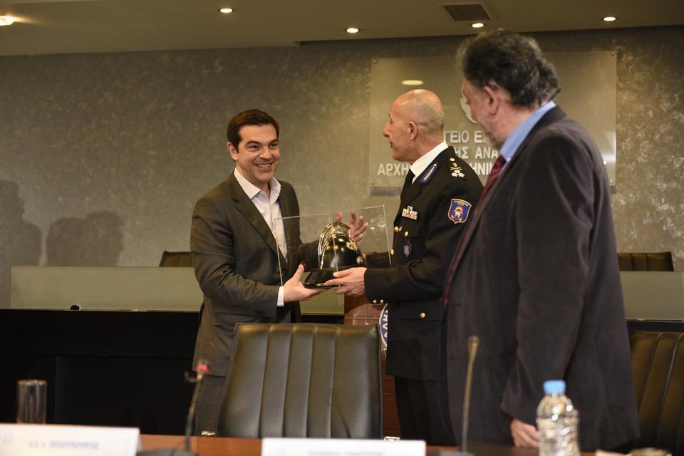 Το δώρο και το... ντοσιέ με τα αιτήματα που έδωσε ο Πανούσης στον Τσίπρα [εικόνες & βίντεο] | iefimerida.gr 1