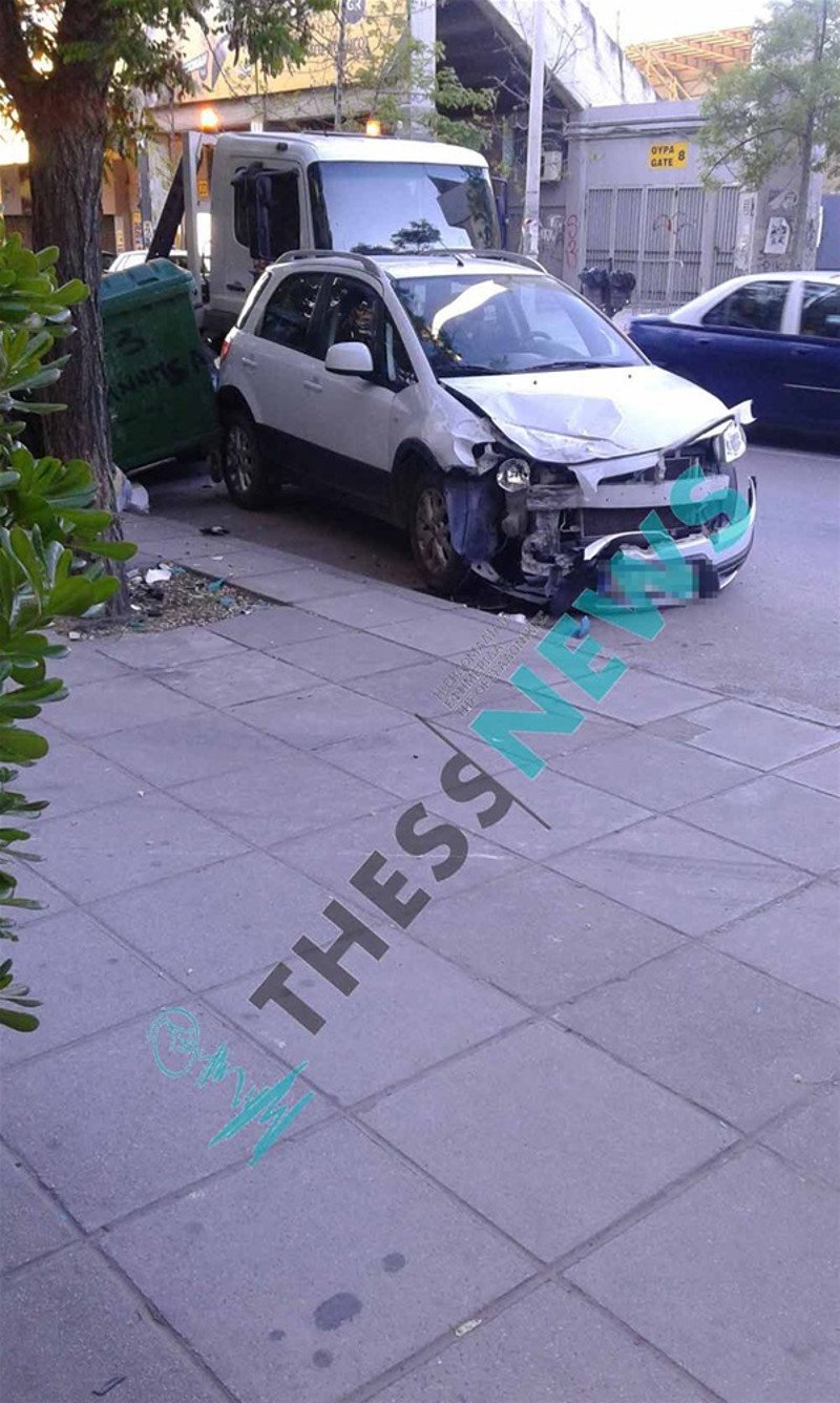 Θεσσαλονίκη: Μικρό φορτηγό κατέληξε σε... κομμωτήριο [εικόνες] | iefimerida.gr 0