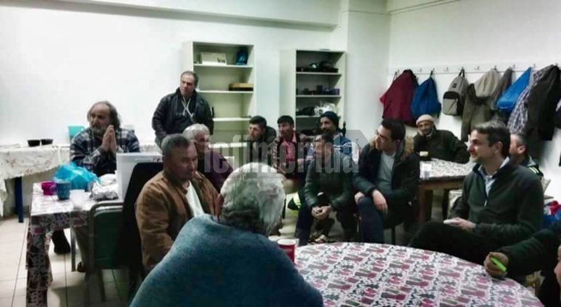 Νυχτερινή επίσκεψη-έκπληξη Μητσοτάκη την επομένη των Χριστουγέννων, στο υπνωτήριο αστέγων [εικόνα] | iefimerida.gr 0