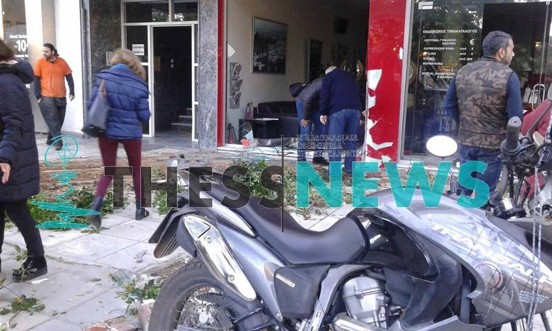 Θεσσαλονίκη: Μικρό φορτηγό κατέληξε σε... κομμωτήριο [εικόνες] | iefimerida.gr 1