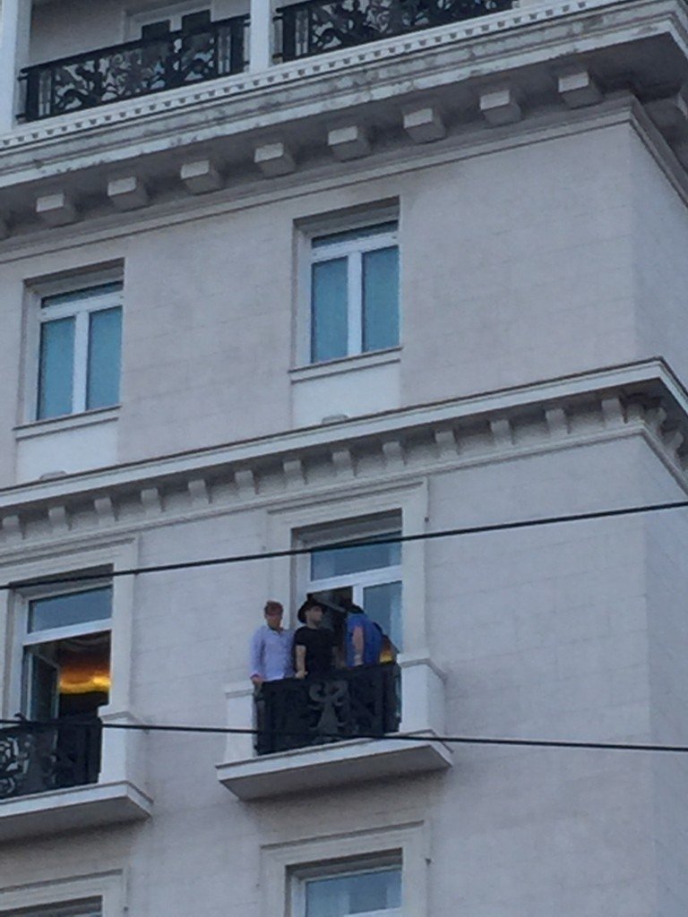 Αλήθεια ή ένας υπέροχος αστικός μύθος; Ο σταρ Ρόμπι Γουίλιαμς παρακολούθησε τη συγκέντρωση στο Σύνταγμα [εικόνες] | iefimerida.gr 0