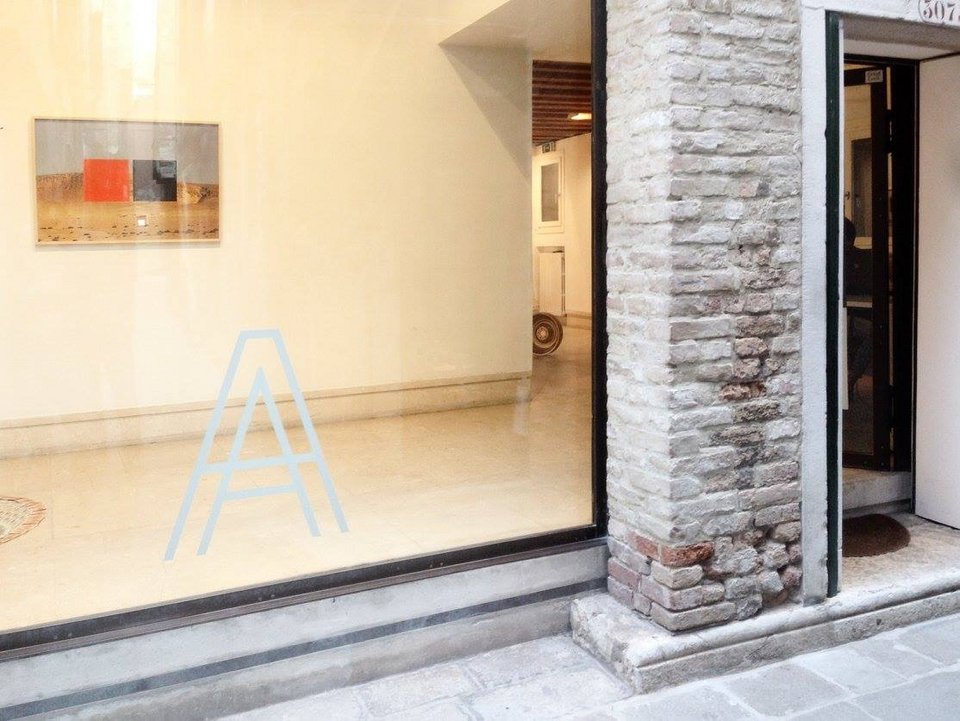 Η Νέλλη Φίλη ανάμεσα στους επιμελητές της μεγαλύτερης έκθεσης Σύγχρονης Τέχνης στη Βενετία [εικόνες]  | iefimerida.gr 0