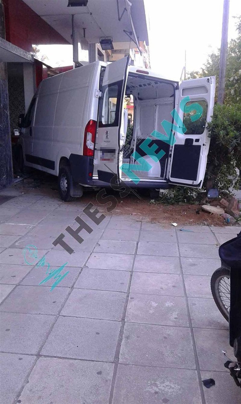 Θεσσαλονίκη: Μικρό φορτηγό κατέληξε σε... κομμωτήριο [εικόνες] | iefimerida.gr 2