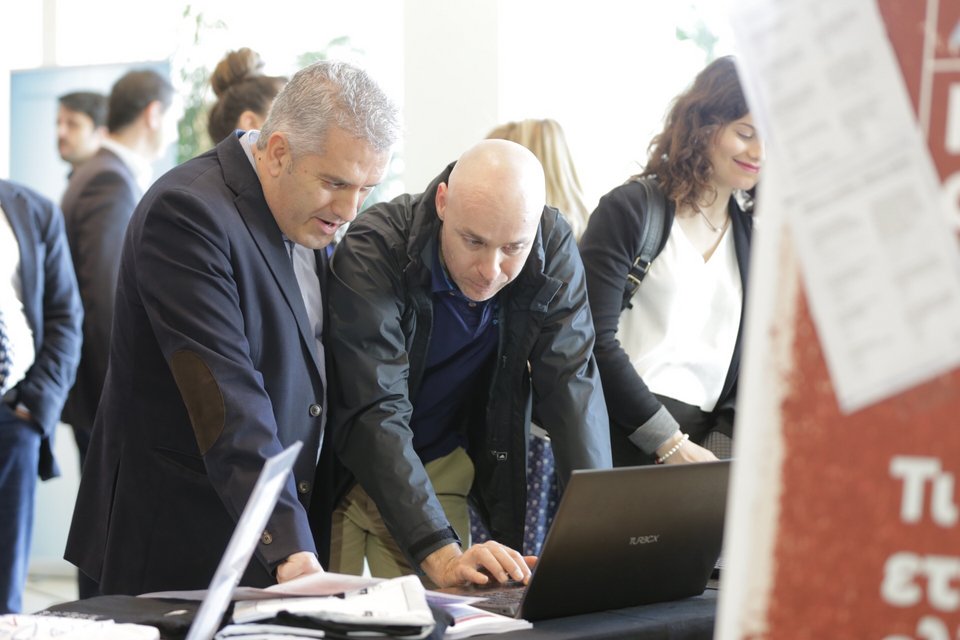 Βουλευτές του Ποταμιού σε ρόλο «δημοσκόπων»- Μοίραζαν ερωτηματολόγια στον κόσμο [εικόνες] | iefimerida.gr 1