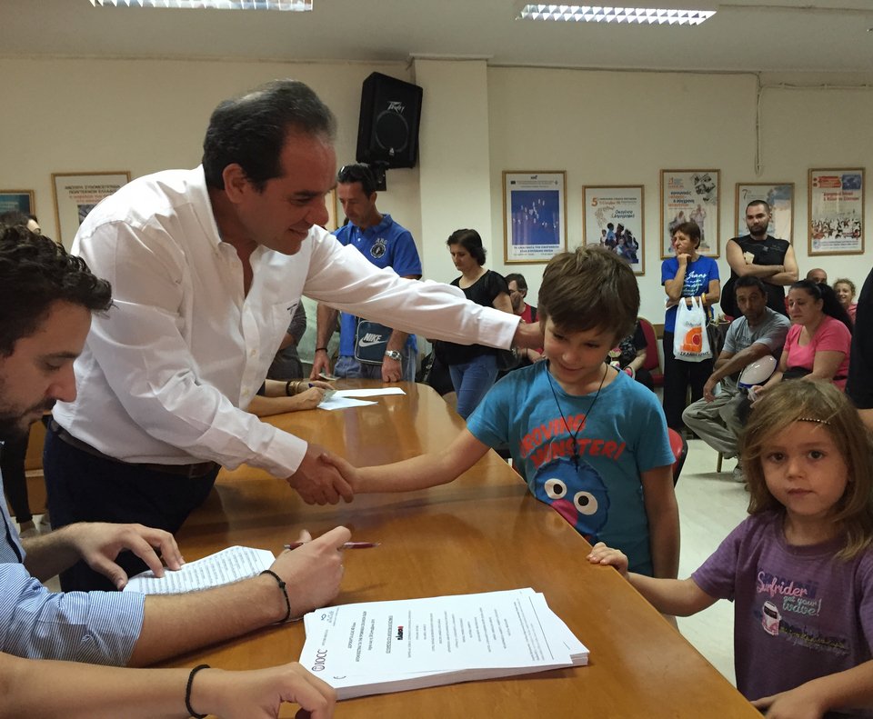 H «AΠΟΣΤΟΛΗ» διέθεσε προπληρωμένες κάρτες σε παιδιά πολύτεκνων οικογενειών για αγορά σχολικών ειδών | iefimerida.gr 1