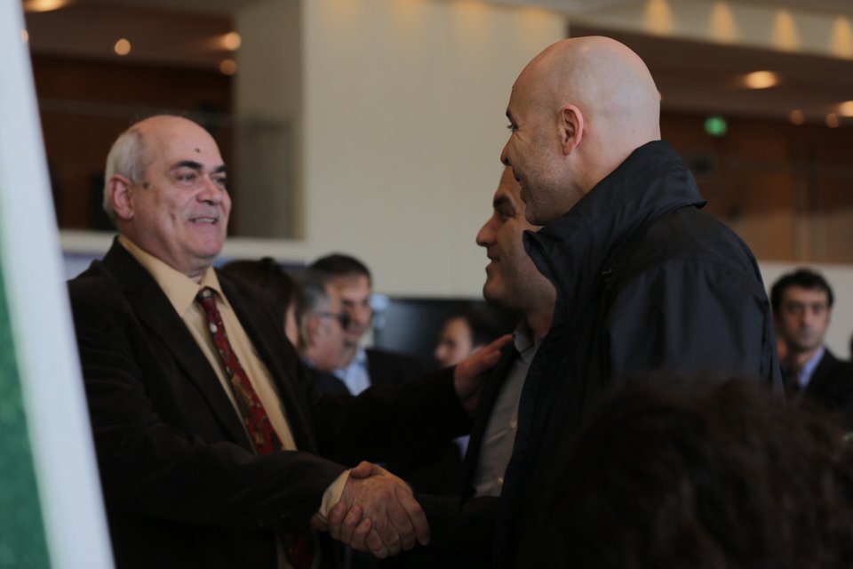 Βουλευτές του Ποταμιού σε ρόλο «δημοσκόπων»- Μοίραζαν ερωτηματολόγια στον κόσμο [εικόνες] | iefimerida.gr 2