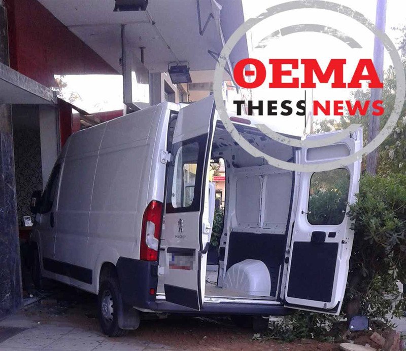 Θεσσαλονίκη: Μικρό φορτηγό κατέληξε σε... κομμωτήριο [εικόνες] | iefimerida.gr 3