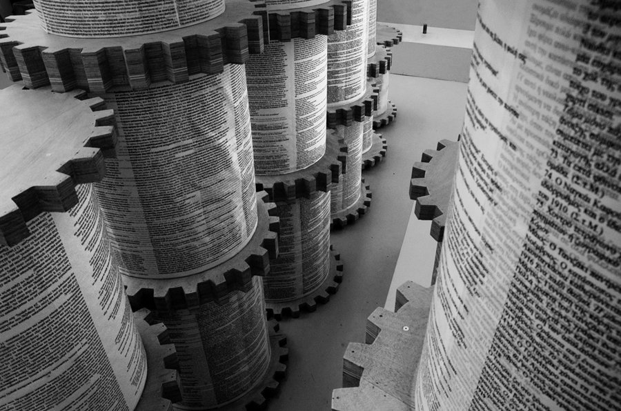 Δεν έχει ξανασυμβεί στα  Προπύλαια: Καλλιτέχνιδα θα πυρπολήσει έργο της σήμερα στις 8:00 [εικόνες] | iefimerida.gr 2