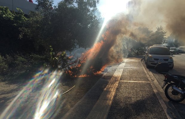 Επεισόδια ξανά έξω από το ΣΕΦ -Μολότοφ, καμένο βαν, 3 τραυματίες αστυνομικοί [εικόνες & βίντεο] | iefimerida.gr 8