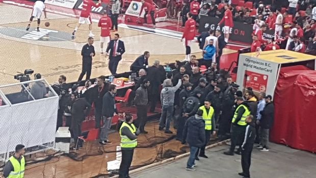 Ολυμπιακός-Παναθηναϊκός: Ενταση με Δημήτρη Γιαννακόπουλο στη φυσούνα -Τον έφτυναν και τους... χαιρέτισε [βίντεο] | iefimerida.gr 0