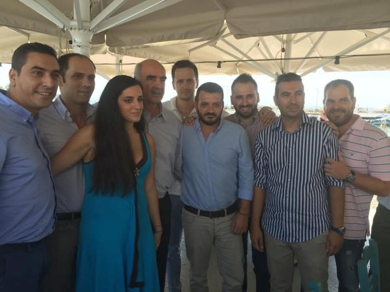 Με τσίπουρα και μεζέδες υποδέχθηκαν τον Μεϊμαράκη οι νεολαίοι στο Βόλο [εικόνες]   | iefimerida.gr 1