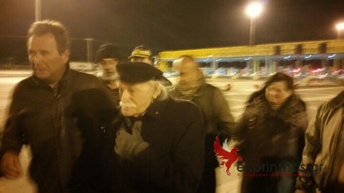 Στο αγροτικό μπλόκο του Ισθμού ο Μανώλης Γλέζος [εικόνες] | iefimerida.gr 2