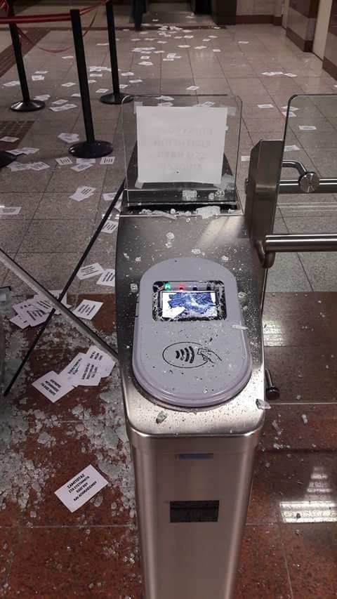 Αγνωστοι βανδάλισαν τα ακυρωτικά μηχανήματα του σταθμού Μετρό «Κεραμεικός» [εικόνες] | iefimerida.gr 0