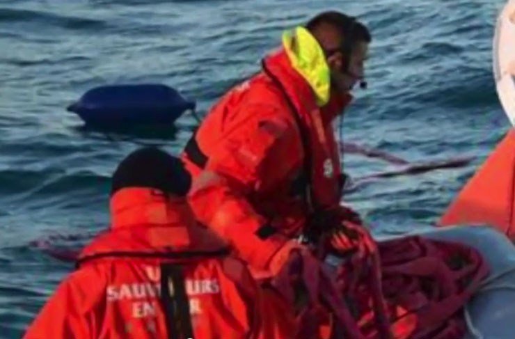 Η στιγμή της διάσωσης από Ιταλούς στο σημείο που καίγεται το πλοίο [εικόνες] | iefimerida.gr 0