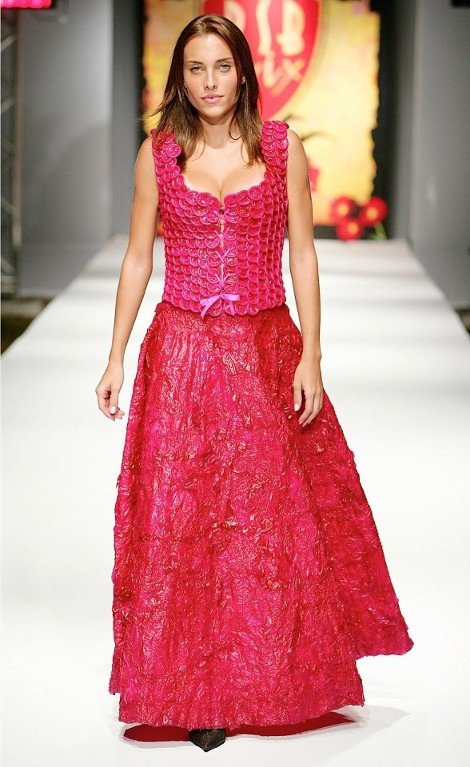 Επανάσταση στη μόδα: Haute couture δημιουργίες από προφυλακτικά για την καταπολέμηση του AIDS [βίντεο&εικόνες] | iefimerida.gr 3