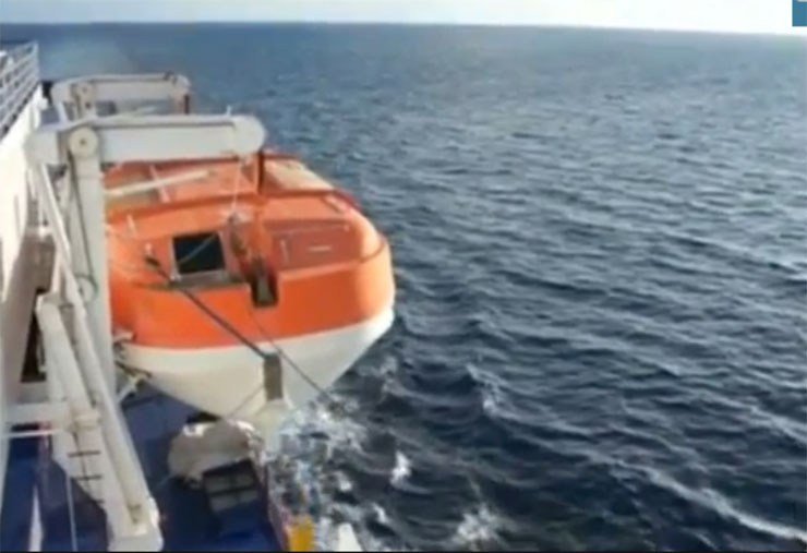 Η στιγμή της διάσωσης από Ιταλούς στο σημείο που καίγεται το πλοίο [εικόνες] | iefimerida.gr 1